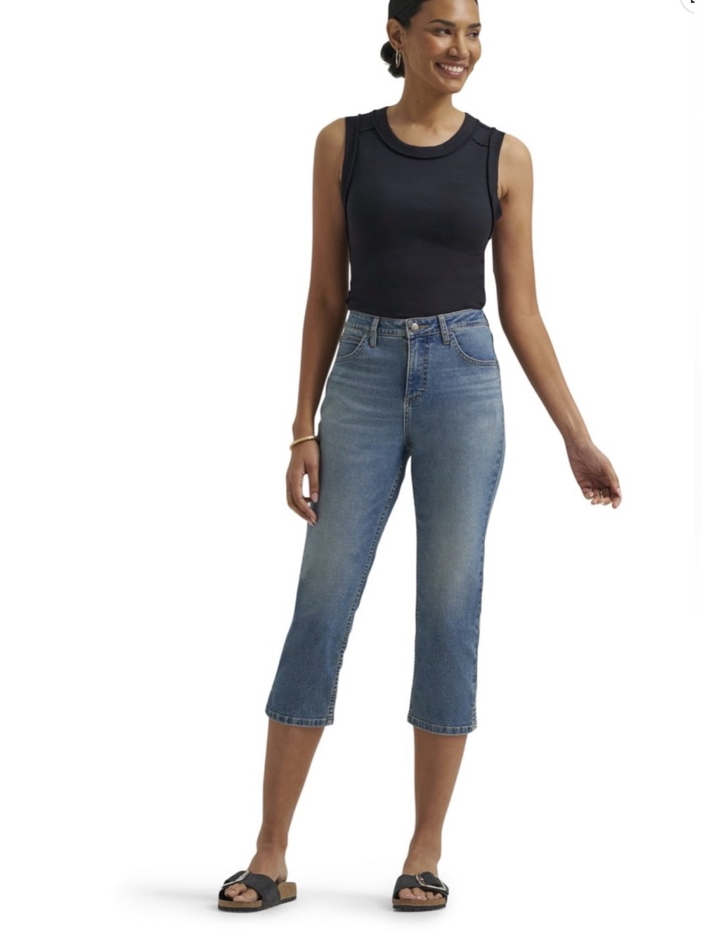 Lee Women 23” Capri Mid Rise Push Back - Picture 3 of 7